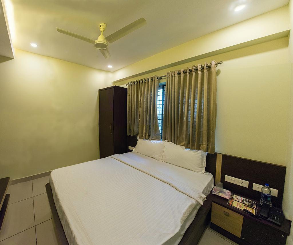 Hotel Bombay Residency--Bombay Lucky Restaurant Mangalore Exteriör bild